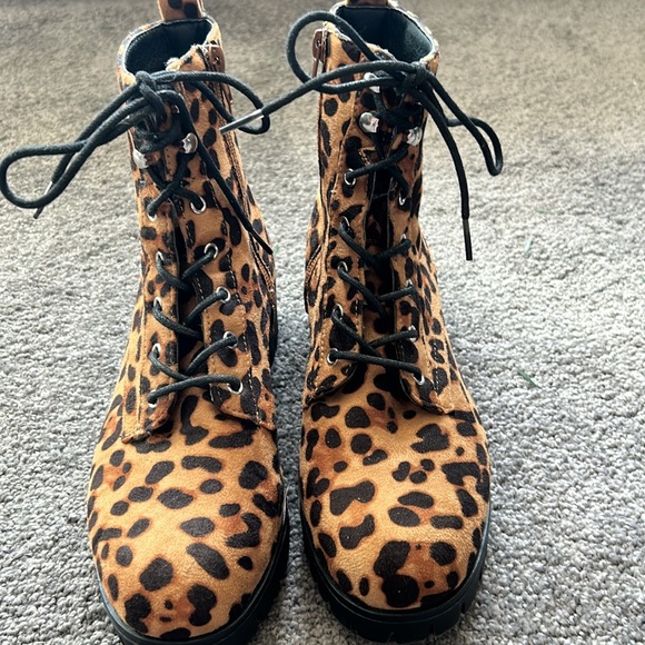 Women’s Leopard Print- Short boots
Charlotte Russe- Size 7- Brown & Black - Picture 2 of 7